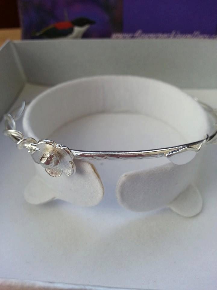 Armreif Aus 925Er Silber Mit Blumen Und Blättern Naturschmuck von flowerpecker