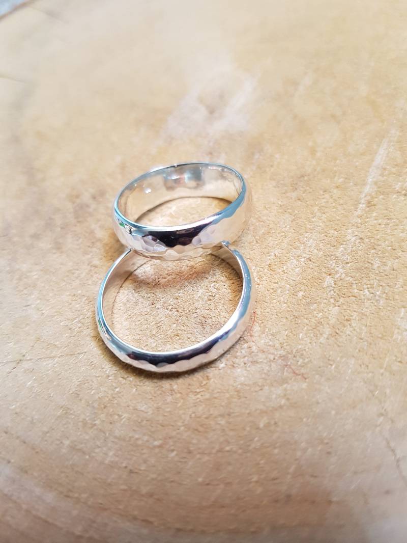Gehämmertes Sterling Silber Ehering Set Personalisierte Paare Ringe von flowerpecker