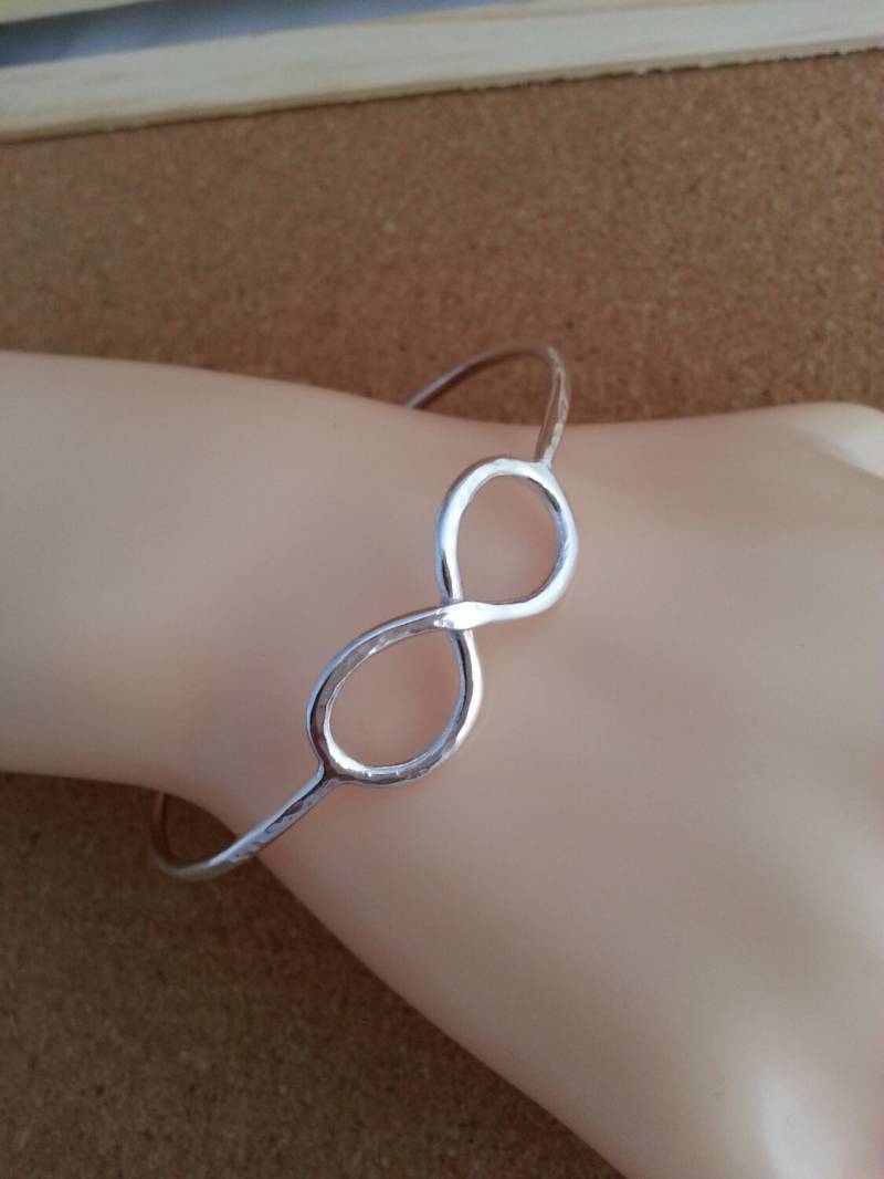 Gehämmertes Sterling Silber Infinity Armreif von flowerpecker