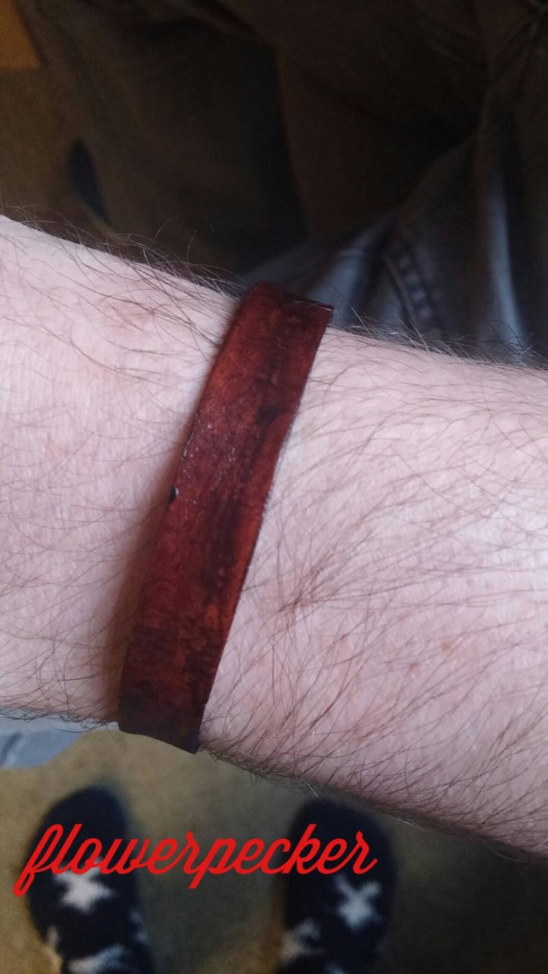 Handgefertigtes Flachlederarmband in Braun Mit Magnetverschluss von flowerpecker