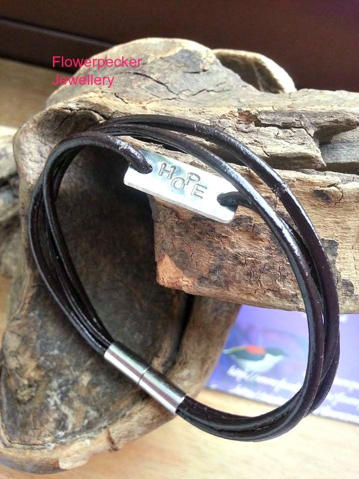 Personalisiertes Lederarmband Für Männer Personalisierter Sterling Silber Anhänger von flowerpecker