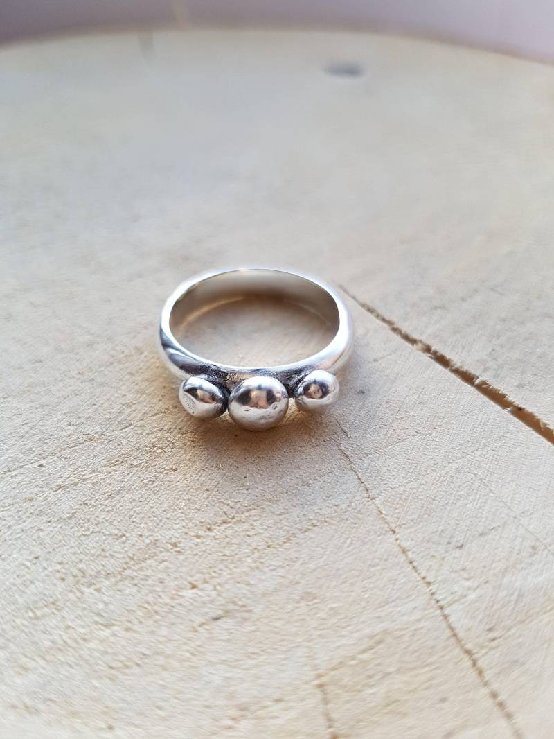 Recycelter Sterlingsilber-Kieselring Granuliertes Dot-Band von flowerpecker