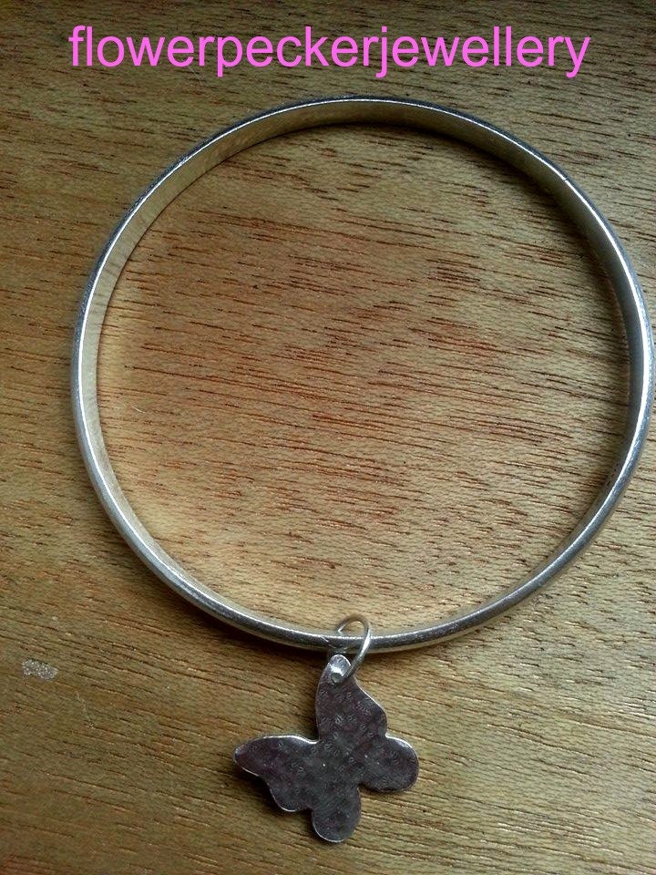 sterling Silber Schmetterling Charm Armreif, Personalisierte Initiale von flowerpecker