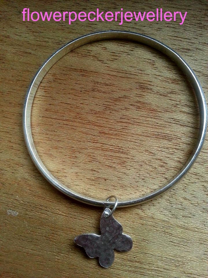 sterling Silber Schmetterling Charm Armreif, Personalisierte Initiale von flowerpecker