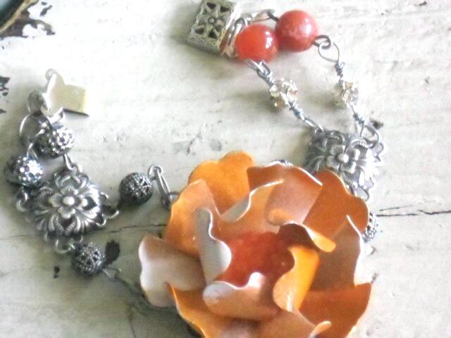 Extravagantes Armband Mit Blumenmuster in Orange-Weiss Extravagantes Armband Mit Blumenmuster in Orange-Weiss von flowerpowerbeads