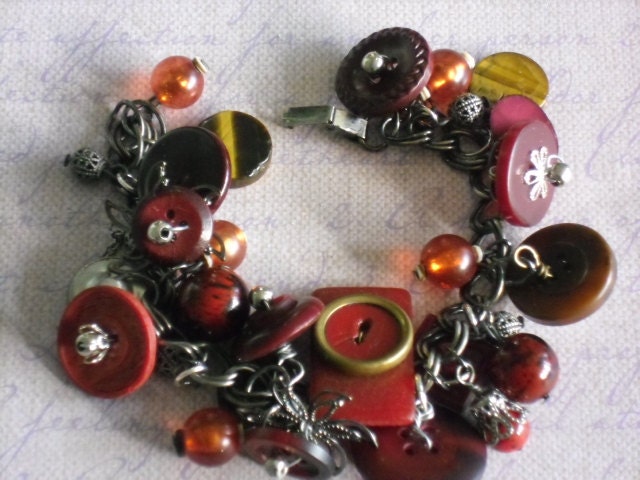 Umfunktionierte Rote Und Braune Knöpfe~Vintage Knöpfe~Perlmutsarmband Umfunktionierte Rote Und Braune Knöpfe~Vintage Knöpfe~Perlmutsarmband von flowerpowerbeads