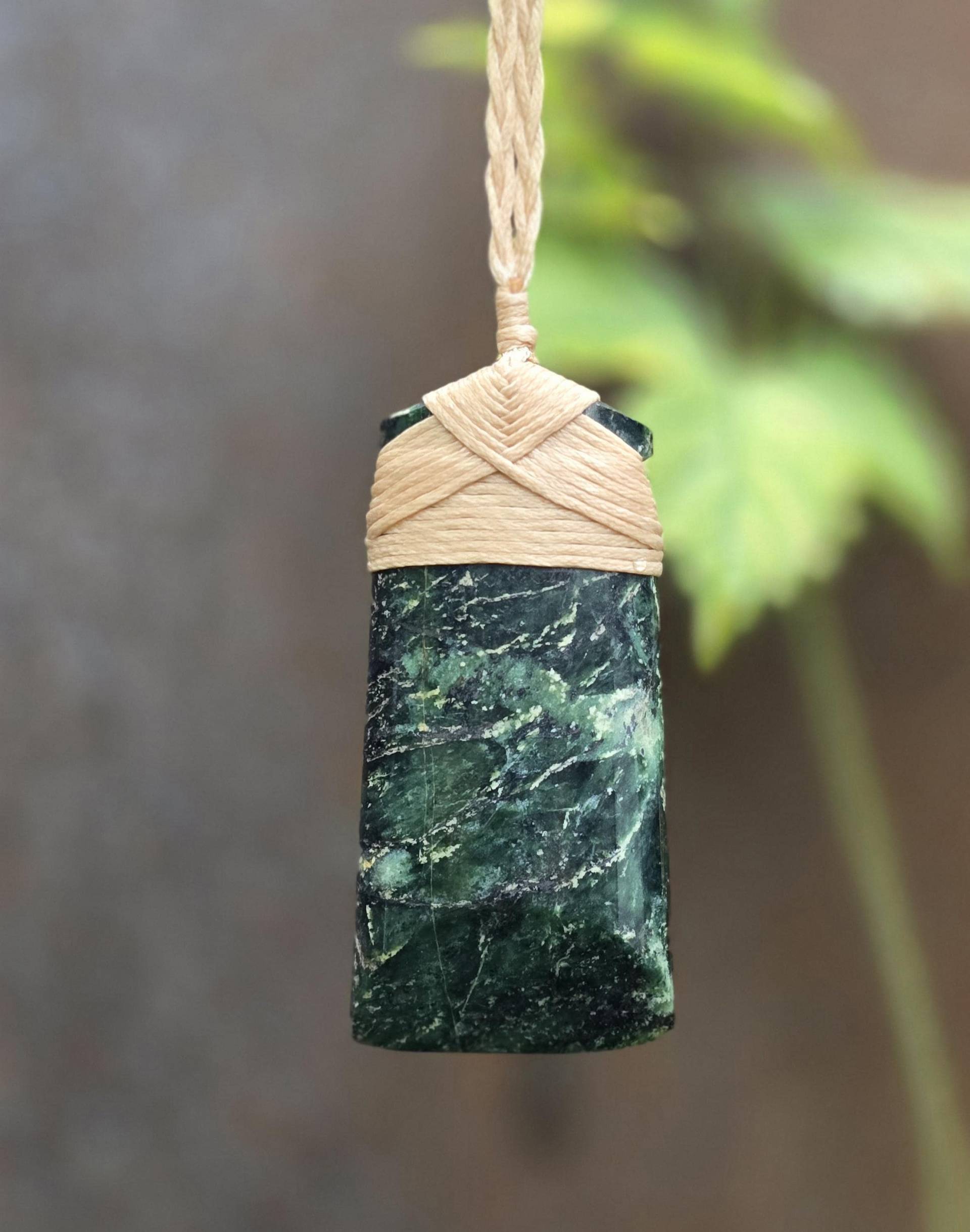Pounamu Hei Toki Anhänger - Tāriki Douglas Creek 9 cm Pounamu Hei Toki Anhänger - Tāriki Douglas Creek 9 cm von flowervalleyhandmade