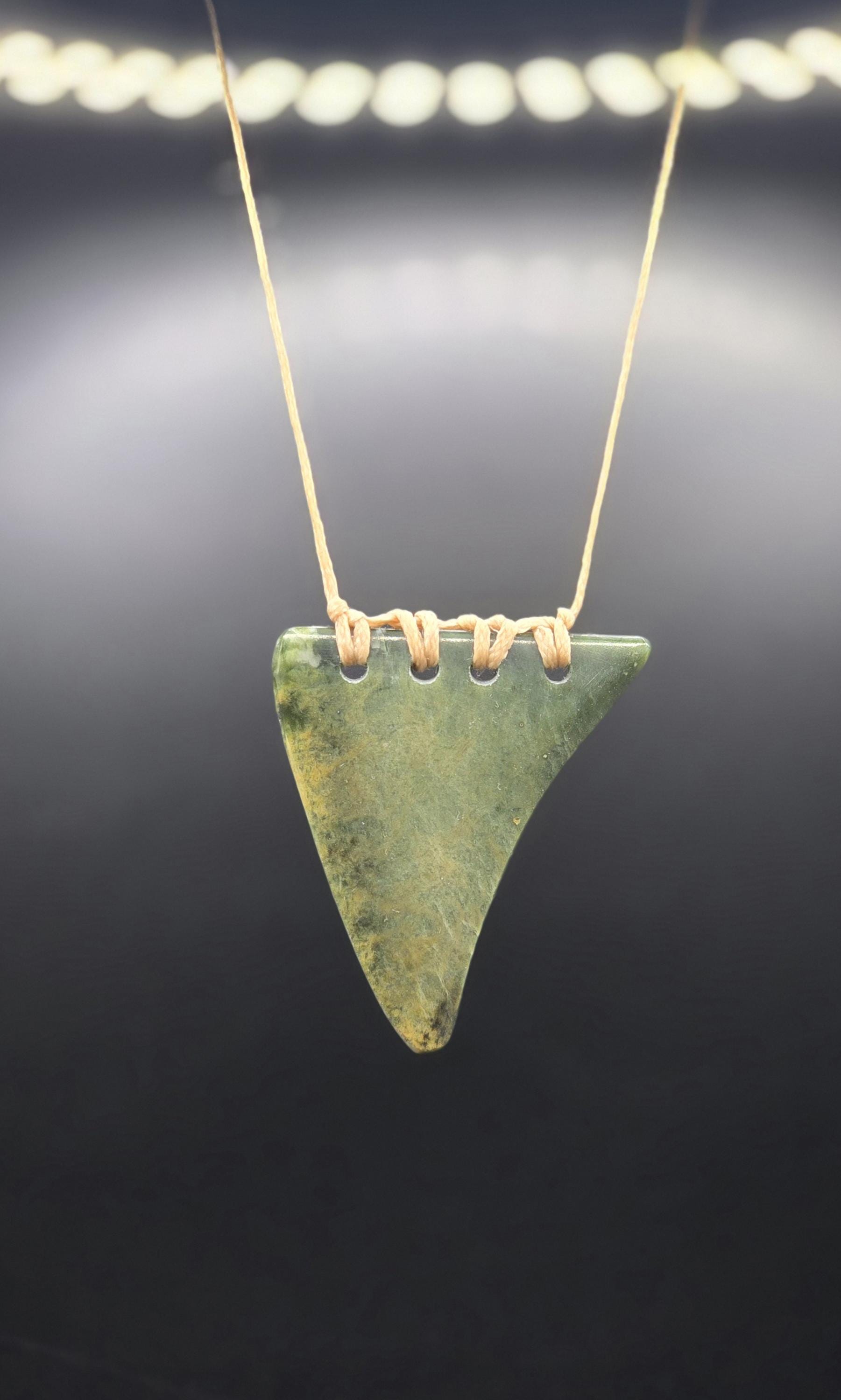 Pounamu Niho | Meereszahn Anhänger Aus Neuseeland - Jade | 5 cm Pounamu Niho | Meereszahn Anhänger Aus Neuseeland - Jade | 5 cm von flowervalleyhandmade