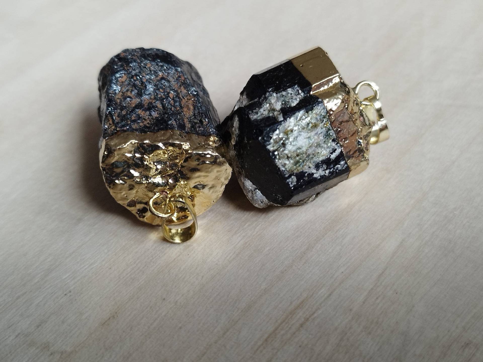 Anhänger Aus Turmalinrohstein 18K-Vergoldet Anhänger Aus Turmalinrohstein 18K-Vergoldet von flowofpassion