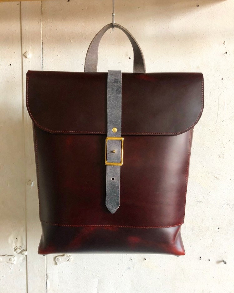 Gewebter Rucksack in Burgund Und Schiefer Gewebter Rucksack in Burgund Und Schiefer von fluxproductions