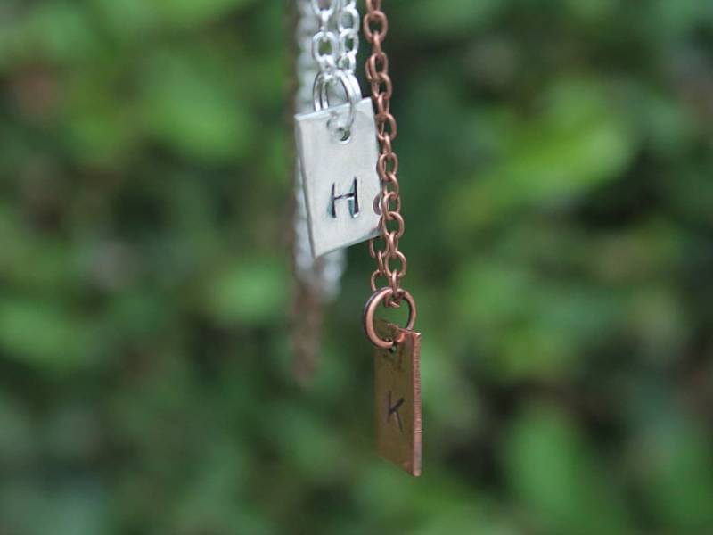 Initial Schmuck, Personalisierte Hand Gestempelt Kupfer Oder Silber Rechteck Hele Halskette Initial Schmuck, Personalisierte Hand Gestempelt Kupfer Oder Silber Rechteck Hele Halskette von folkdreamsjewelry