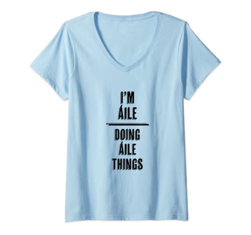 Damen I'm ÁILE - Doing ÁILE Things | Funny Komisch - Name T-Shirt mit V-Ausschnitt Damen I'm ÁILE - Doing ÁILE Things | Funny Komisch - Name T-Shirt mit V-Ausschnitt von for Someone Named ÁILE