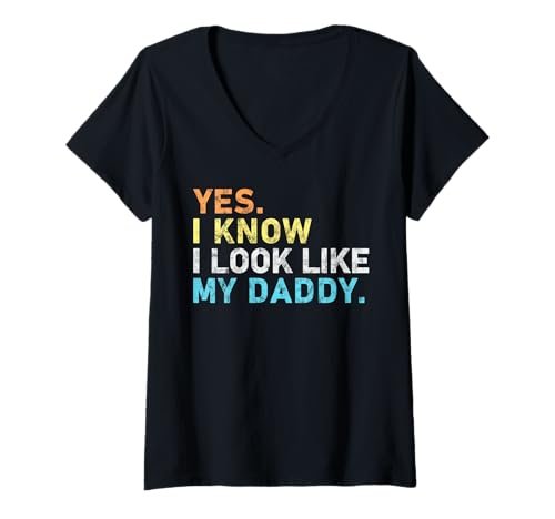 Damen Lustiges Zitat für Kleinkinder, Aufschrift Yes I Know I Look Like My Daddy T-Shirt mit V-Ausschnitt Damen Lustiges Zitat für Kleinkinder, Aufschrift Yes I Know I Look Like My Daddy T-Shirt mit V-Ausschnitt von for toddler, baby boy, baby girl, Son, Daughter