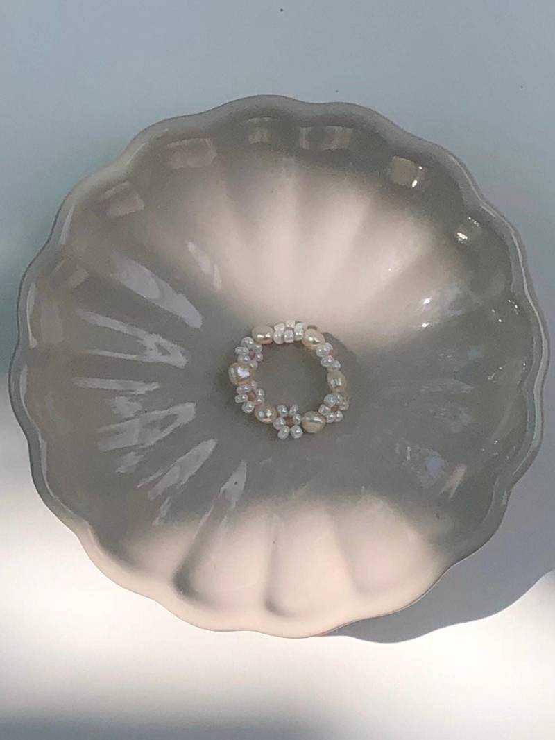 Handmade Blümchenring Mit Süßwasserperlen Beige von foreversummerclub