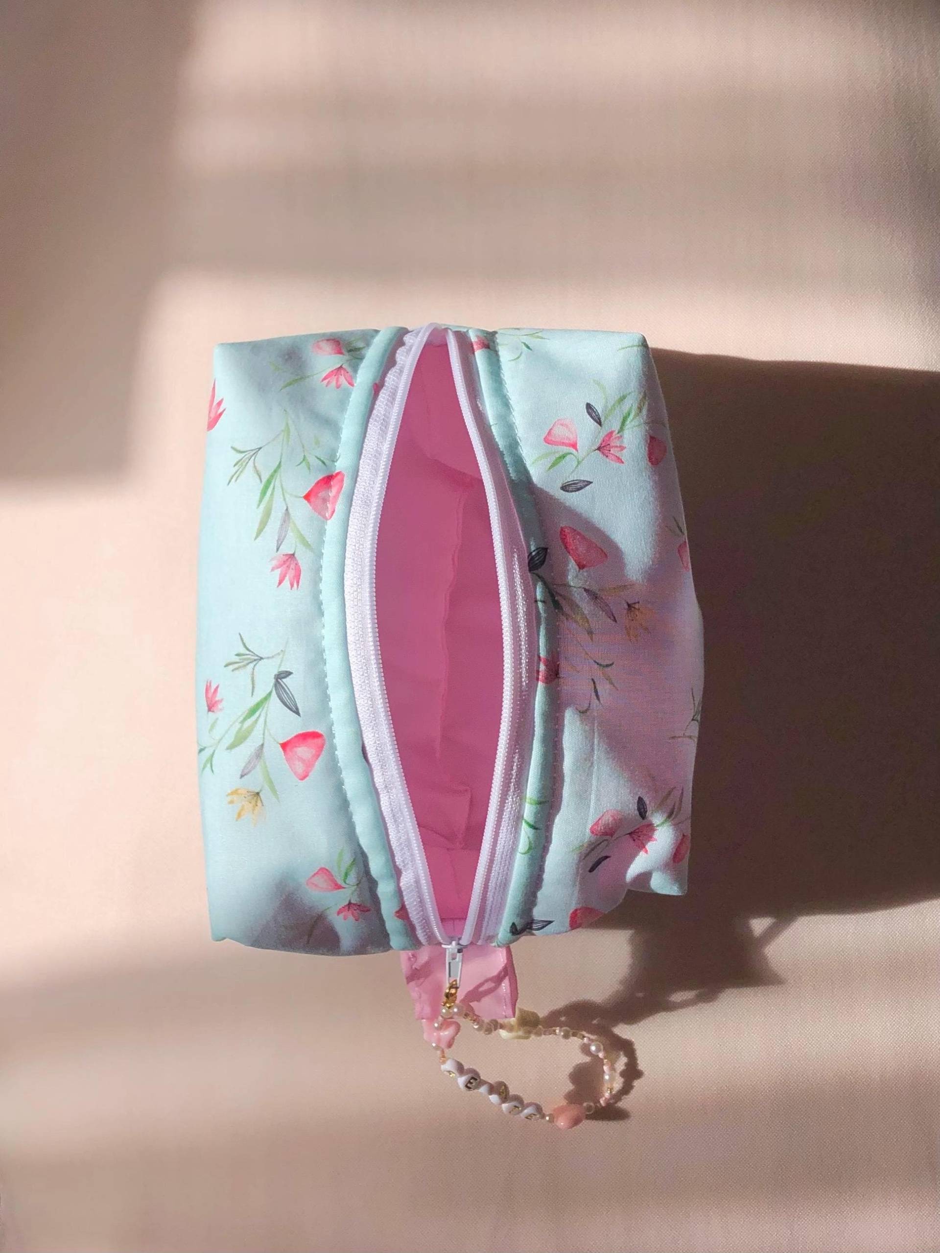 Personalisierte Kosmetiktasche, Make-Up-Tasche, Kulturbeutel, Schminktasche Mit Blumenmuster/Kirschmuster Gesteppt, Quilted Pouch, Customized Personalisierte Kosmetiktasche, Make-Up-Tasche, Kulturbeutel, Schminktasche Mit Blumenmuster/Kirschmuster Gesteppt, Quilted Pouch, Customized von foreversummerclub