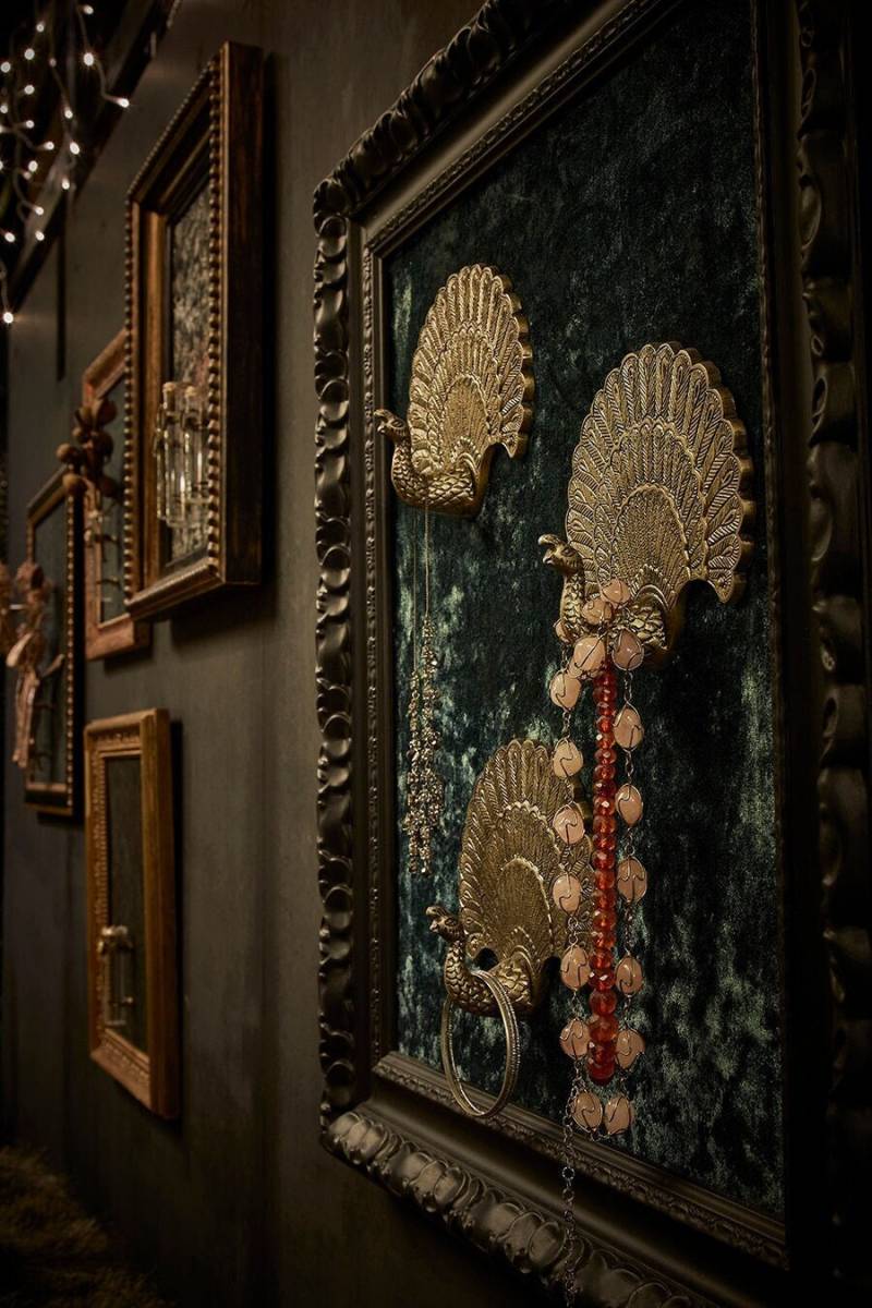 Schmuckrahmen „Grands Beaux Bijoux", Unikat Zur Schmuckaufbewahrung Für Armreife & Ketten Mit Pfauenköpfen Und Samt, Schmuckschatulle #0200 von foufoufurniture