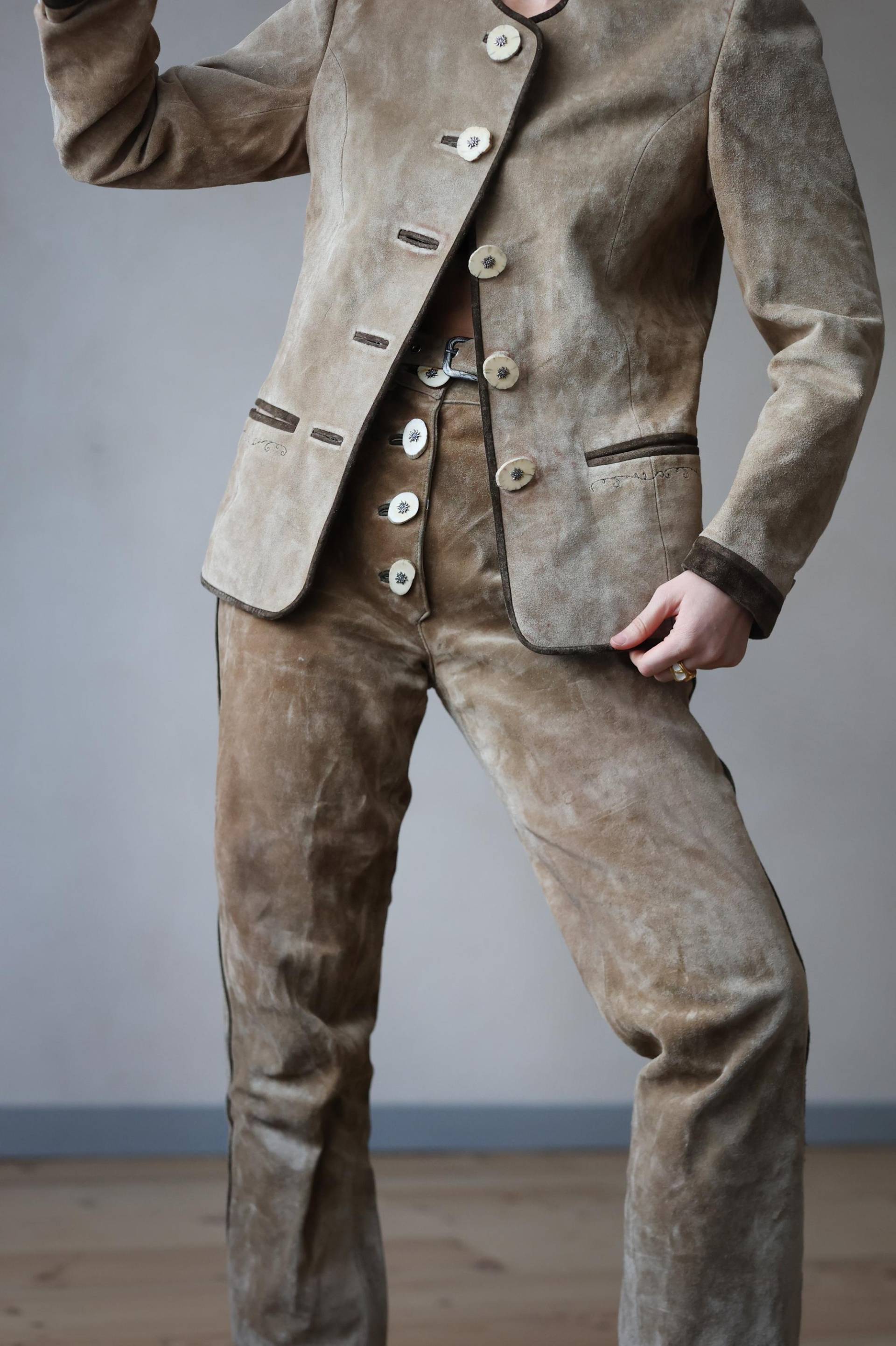 Traditionelle Vintage Beige Weiche Wildlederjacke Und Hosenanzug Set Traditionelle Vintage Beige Weiche Wildlederjacke Und Hosenanzug Set von founditgreatByMaria