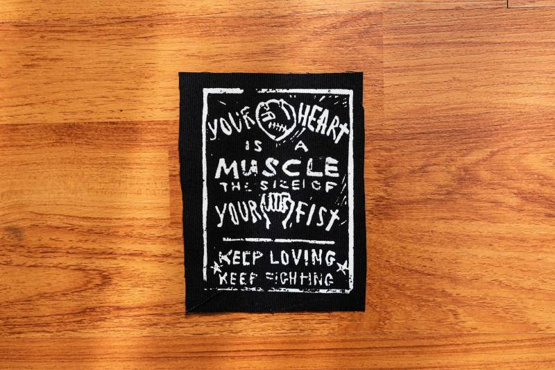 Dein Herz Ist Ein Muskel - Kleiner Aufnäher | Limited Run von foxalive