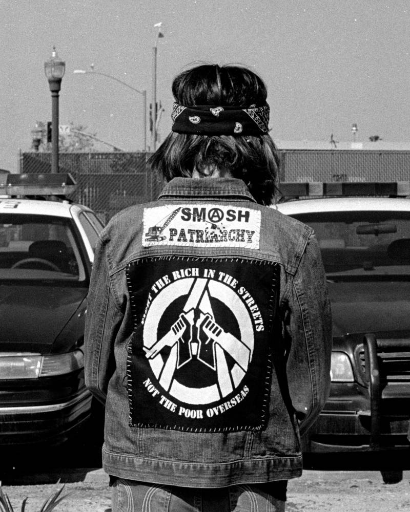 Fight The Rich, Not Poor - Punk Rückenaufnäher von foxalive