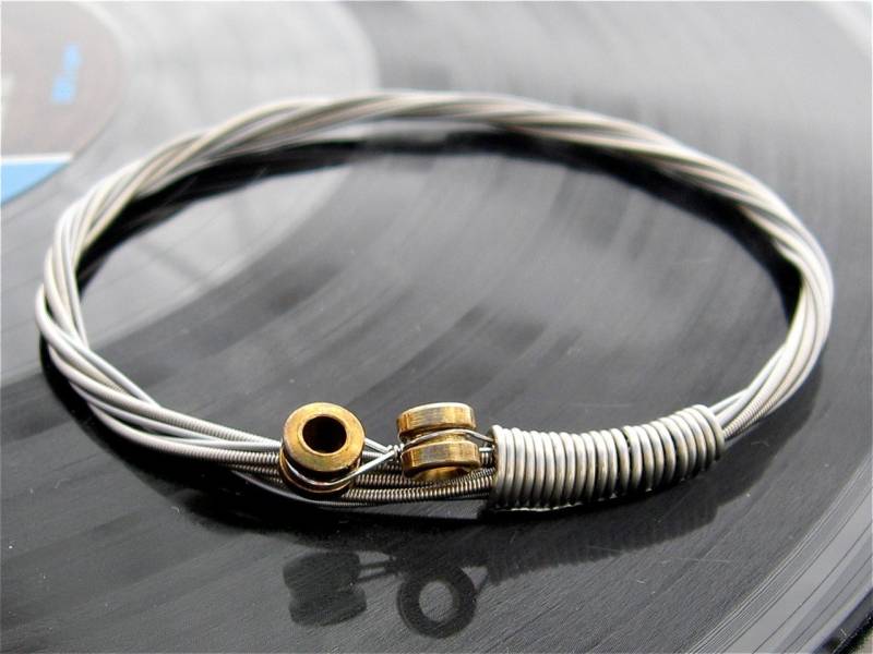 Recycled Bass Guitar String Armband Mit Messing Kugel Enden Angebracht, Unisex Musiker Geschenk Herren Oder Damenmode Am Besten Gekleidet von foxdesignsjewelry