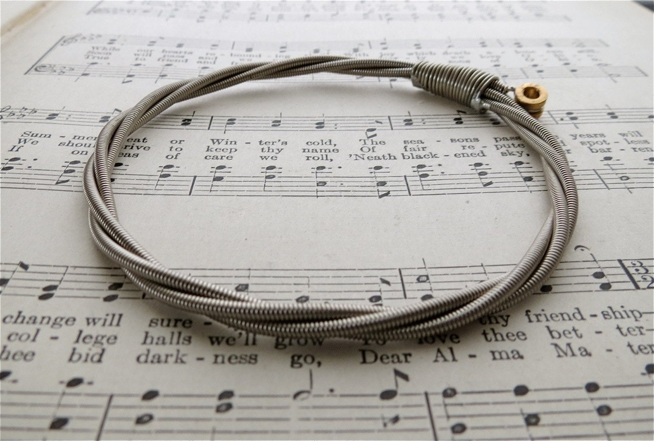 Vintage Armband Aus Recycelter E-Bass in Der Farbe Silber Mit Messingkugel Endstück Einzigartiges Nachhaltiges Handgemachtes Geschenk Für Männer von foxdesignsjewelry