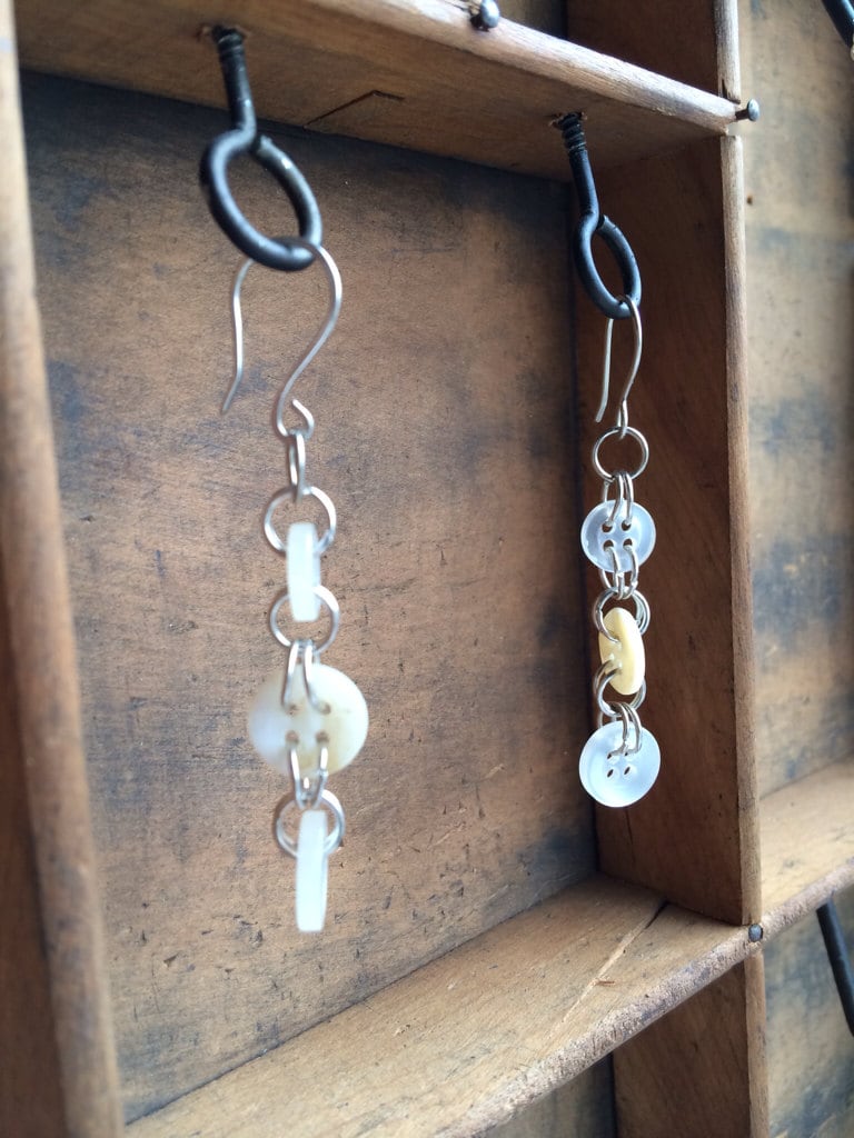 Vintage Braut Brautjungfer Knopf Ohrringe Armband Mit Perlmutt Und Modernen Knöpfen von foxdesignsjewelry