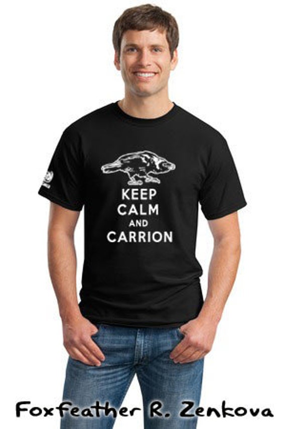 Behalten Sie Ruhe Und Aas Rabe T-Shirt Tshirt Shirt Tragen Auf Krähe Vogel Corvid Corvus Corax Geschenkidee Behalten Sie Ruhe Und Aas Rabe T-Shirt Tshirt Shirt Tragen Auf Krähe Vogel Corvid Corvus Corax Geschenkidee von foxfeather