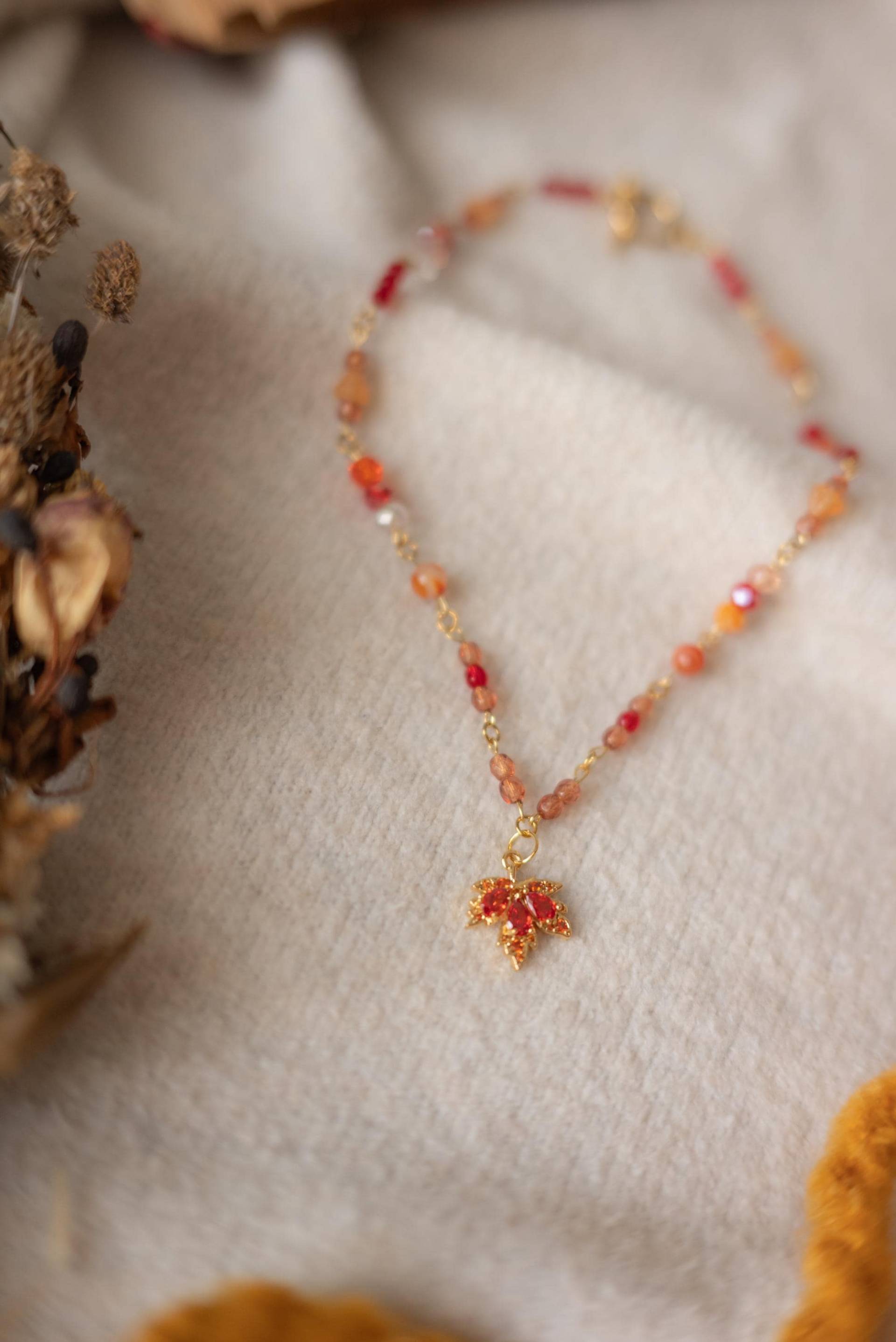 Herbstliche Ahornblatt-Halskette Bernsteinfarbene Glasperlen, Goldanhänger von foxorous