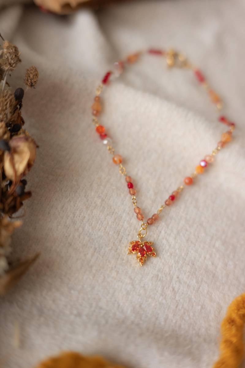 Herbstliche Ahornblatt-Halskette Bernsteinfarbene Glasperlen, Goldanhänger von foxorous