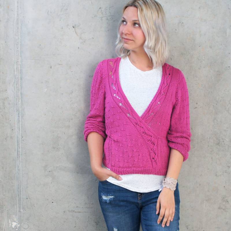 Feinstrickjäckchen - Kess Und Kurz Wickel-Cardigan Für Damen | Größe 38 in Beere; Tiefer V-Ausschnitt; Wickel-Design Mit Seitl. Bindeband von fraeuleinmelli