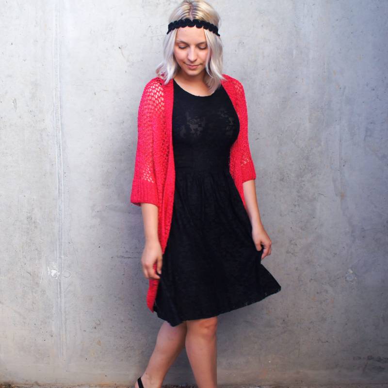 Oversize-strickjacke Für Damen | One Size Im Blocker-Blocking-style Mit Fledermaus-3/4-Ärmel Und Ultraleicht Da Netzmuster in Glänzend-Pink von fraeuleinmelli
