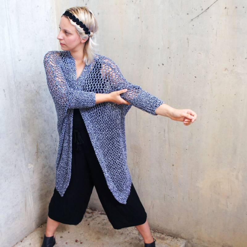 Oversize-strickjacke Für Damen | One Size Im Scandinavian-style Mit Fledermaus-3/4-Ärmel Und Ultraleicht Da Netzmuster in Schwarz-Weiß von fraeuleinmelli