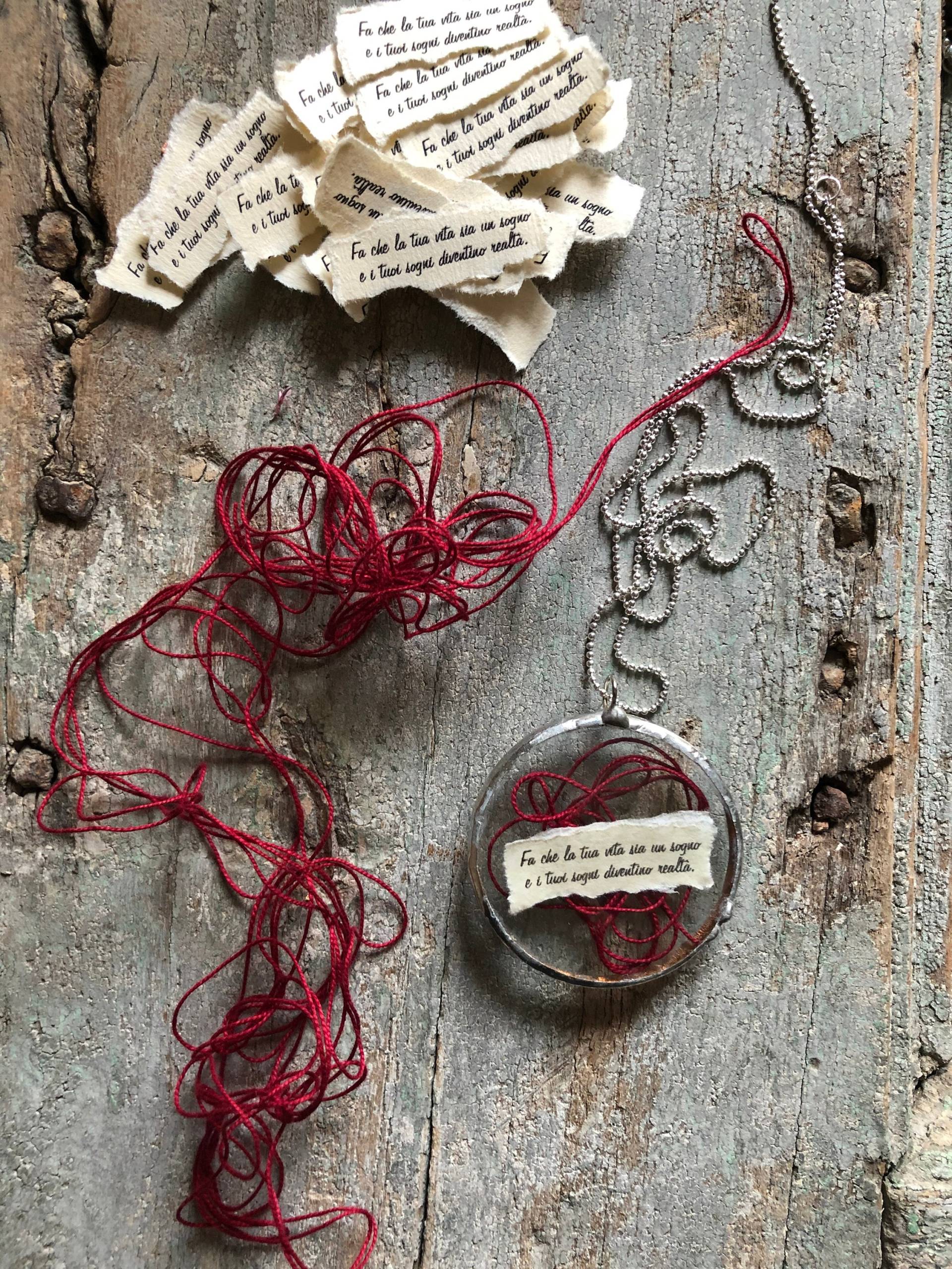 Roter Faden, Glückskette, Spruchschmuck, Geschenkanhänger, Baumwollfaden, Autorenfragmente Roter Faden, Glückskette, Spruchschmuck, Geschenkanhänger, Baumwollfaden, Autorenfragmente von frammentidautore