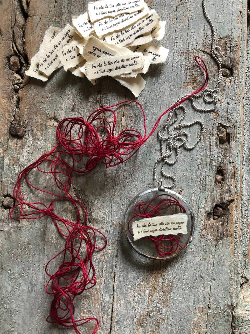 Roter Faden, Glückskette, Spruchschmuck, Geschenkanhänger, Baumwollfaden, Autorenfragmente von frammentidautore