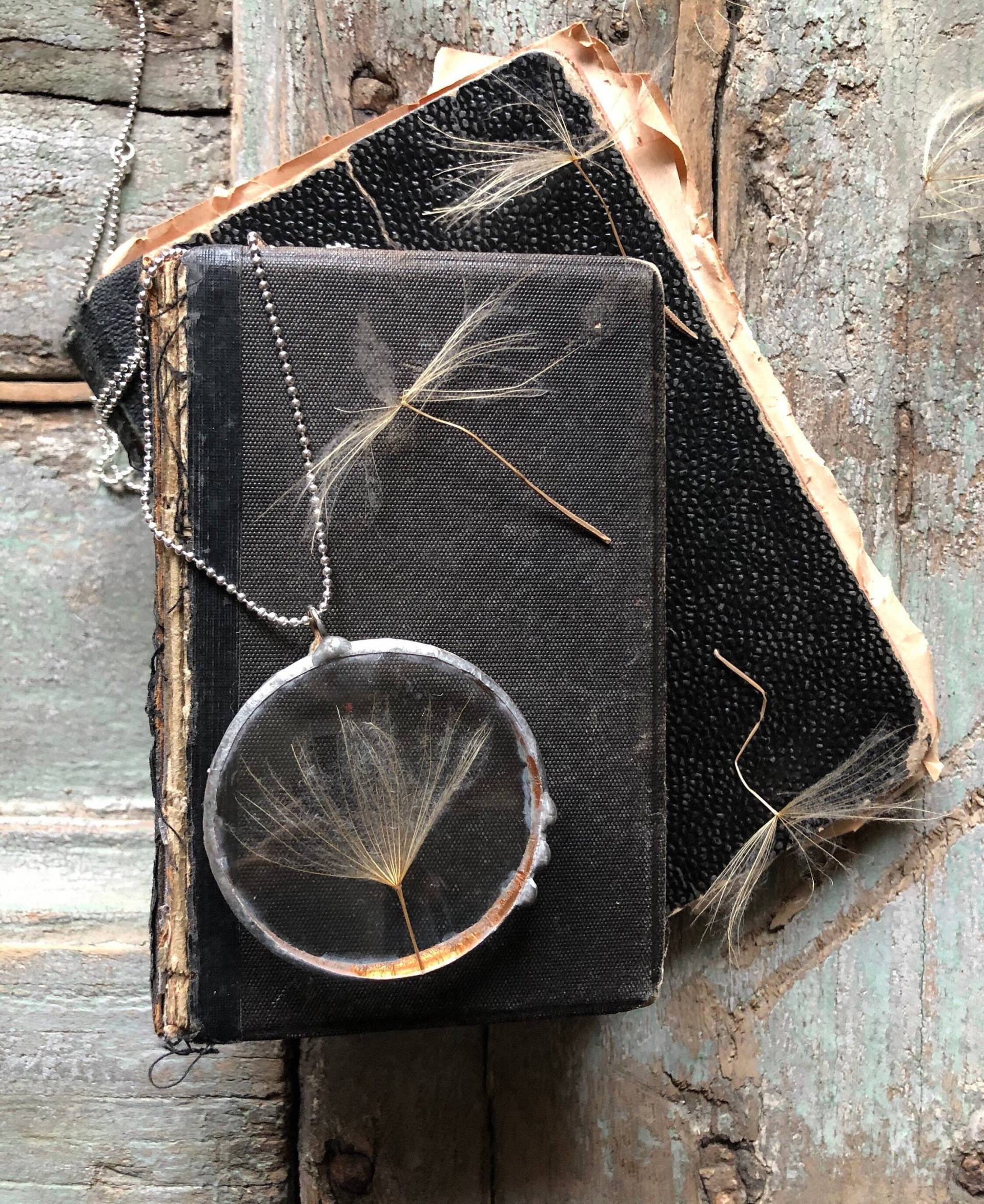 Traumkette Mit Glasanhänger Und Tragopogon Pratensis-Samenfragmenten Traumkette Mit Glasanhänger Und Tragopogon Pratensis-Samenfragmenten von frammentidautore