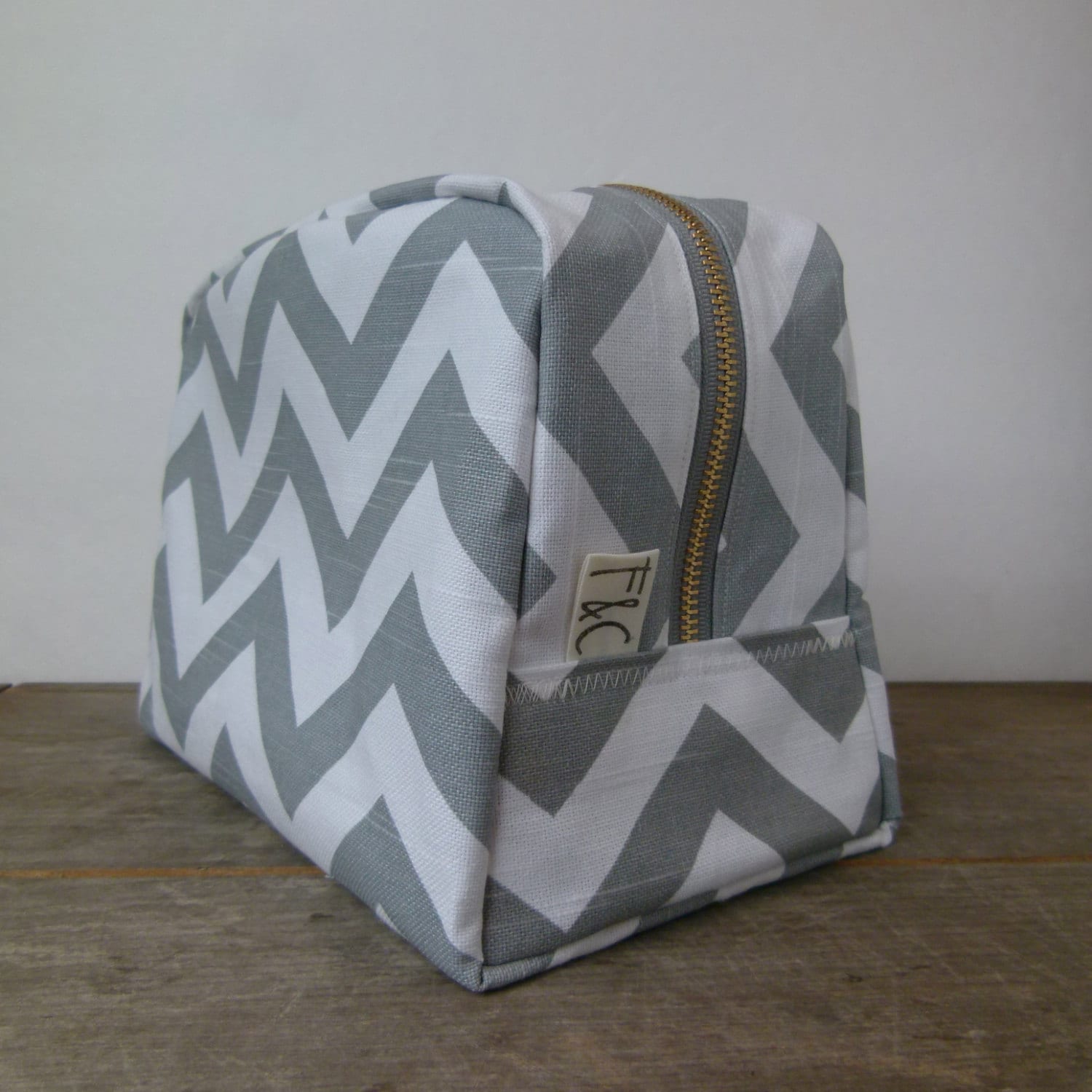 Graue Chevron Kulturtasche, Brautjungfer Geschenk, Reisetasche, Reißverschlusstasche, Kosmetiktasche, Abschlussgeschenk von frankieandcocopdx