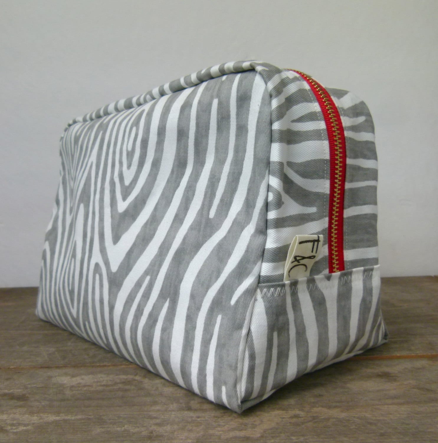 Graue Woodgrain Twill Kulturtasche, Brautjungfer Geschenk, Dopp Kit, Reise-Kosmetiktasche, Geschenk Zum Abschluss von frankieandcocopdx