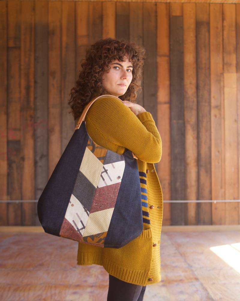 Handbemalter Denim Chevron Tragetasche, Senftasche, Goldenrod Hobo Tasche, Schultertasche, Messing-Hardwares, Ledergriffe von frankieandcocopdx
