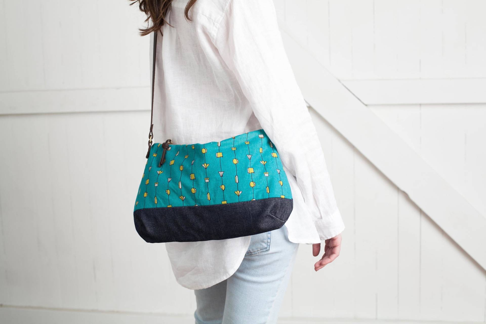 Neu Eliot Umhängetasche Von Oceans Canvas, Schultertasche Mit Ledergriffen Und Messingbeschlägen, Abstraktem Print in Türkis Olive von frankieandcocopdx