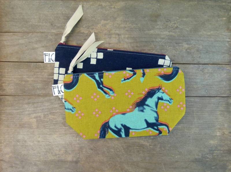 Tabor Kosmetiktasche Aus Leinen Mit Pferden Motiv von frankieandcocopdx