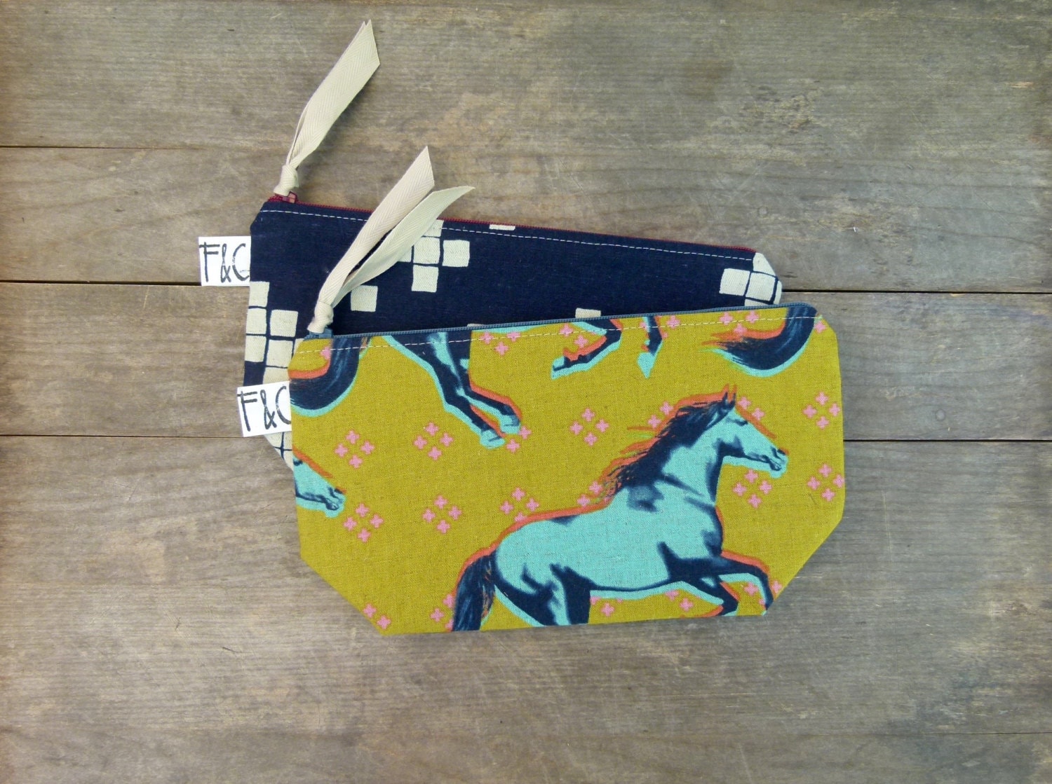 Tabor Kosmetiktasche Aus Leinen Mit Pferden Motiv von frankieandcocopdx