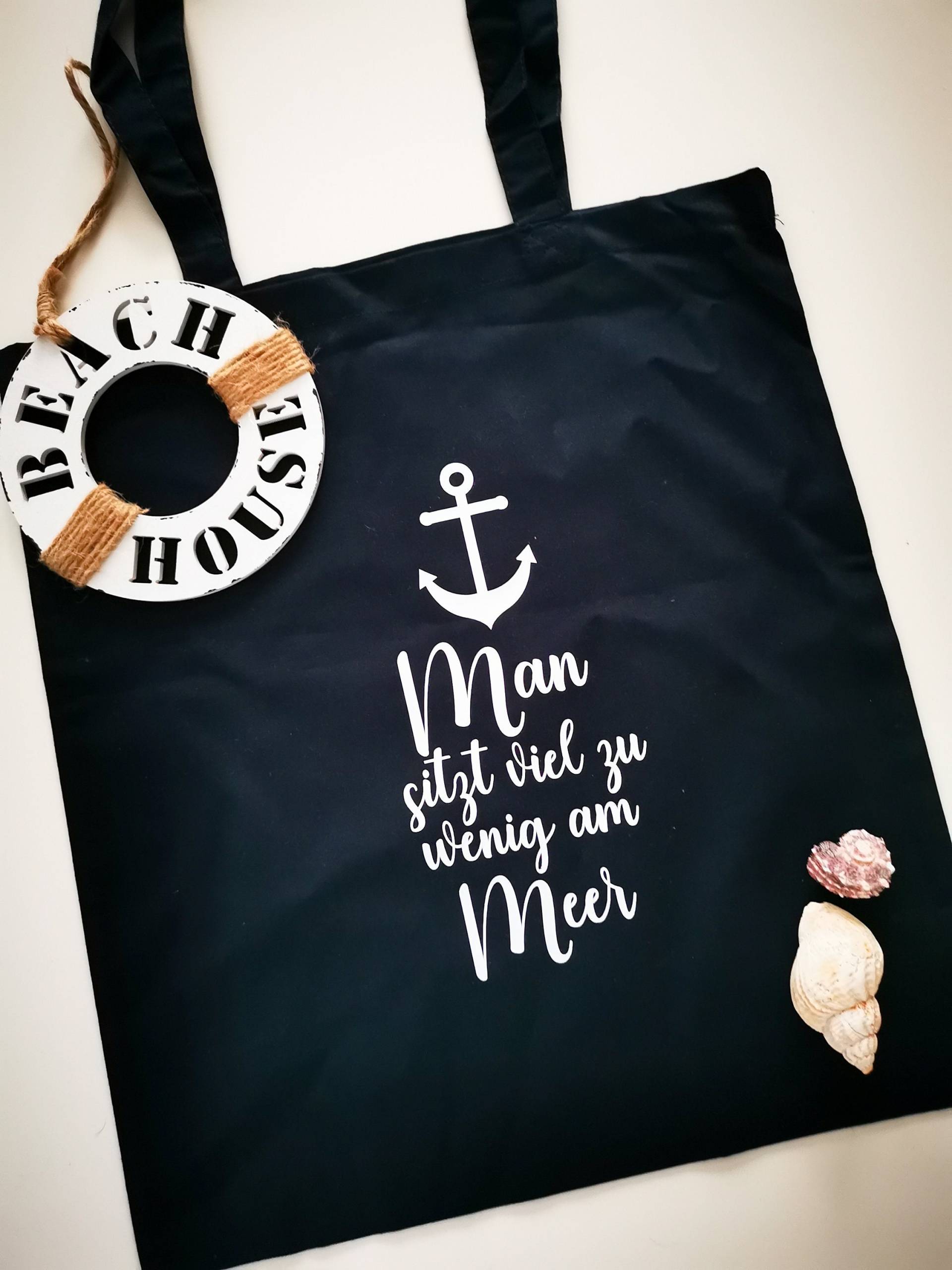 Baumwolltasche Mit Spruch in Dunkelblau/Man Sitzt Viel Zu Wenig Am Meer Baumwolltasche Mit Spruch in Dunkelblau/Man Sitzt Viel Zu Wenig Am Meer von franziskreativewelt