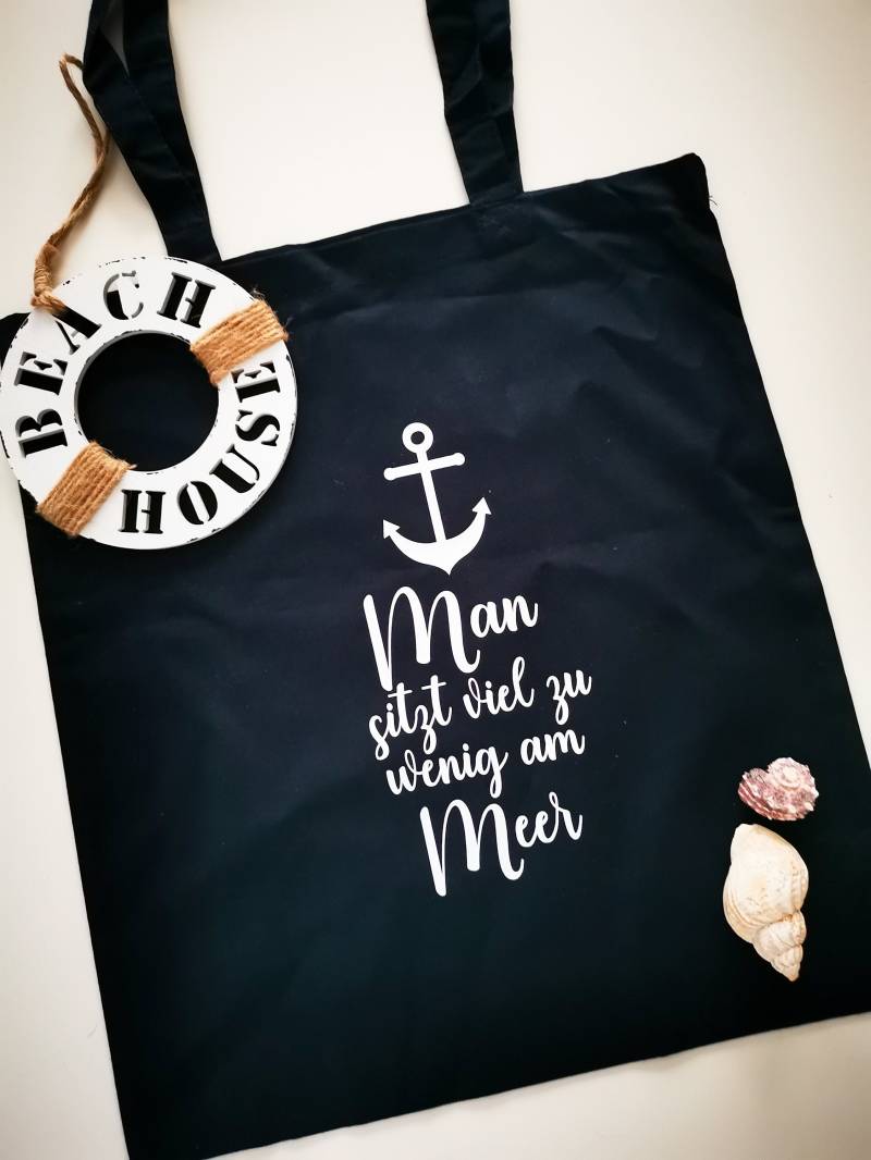 Baumwolltasche Mit Spruch in Dunkelblau/Man Sitzt Viel Zu Wenig Am Meer Baumwolltasche Mit Spruch in Dunkelblau/Man Sitzt Viel Zu Wenig Am Meer von franziskreativewelt