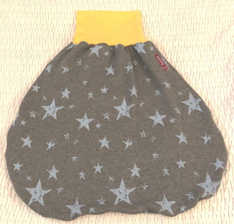 Baby Pucksack Strampelsack Schlafsack Aus Alpenfleece Grau Mit Hellblauen Sternen von fraurosalie