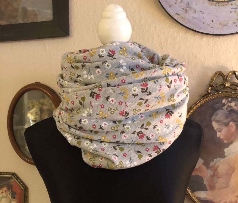 Dreiecktuch Xxl Alpenfleece Schultertuch Wickelschal Grau Mit Blümchen von fraurosalie