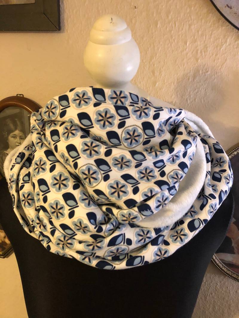 Dreiecktuch Xxl Alpenfleece Schultertuch Wickelschal Retroblumenmuster Blau/Weiß von fraurosalie