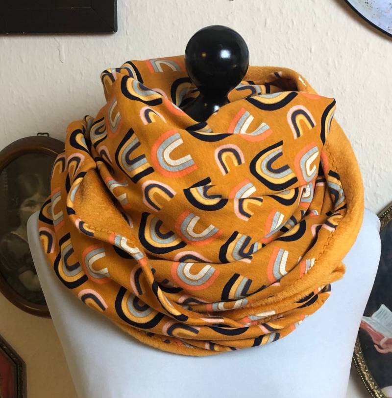 Dreiecktuch Xxl Alpenfleece Schultertuch Wickelschal Sehr Schöne Farbkombi Aus Gelb Mit Buntem Regenbogen von fraurosalie