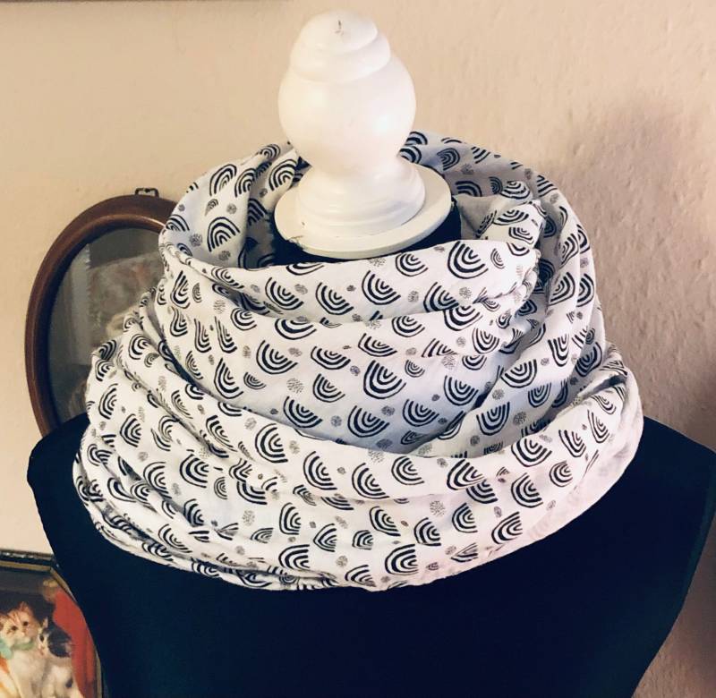 Musselintuch Dreiecktuch Regenbogen Weiß Mit Schwarzem Regenbogenmuster von fraurosalie