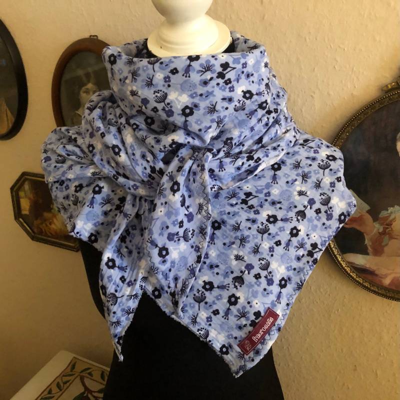 Musselintuch Musseline Dreiecktuch Hellblau Mit Blümchenmuster von fraurosalie