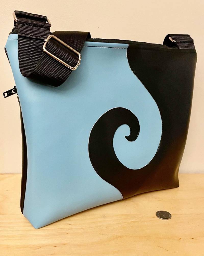 Chaos & Creation Swirl Flat Bottom Cross Body Bag - Auf Bestellung Chaos & Creation Swirl Flat Bottom Cross Body Bag - Auf Bestellung von freelion